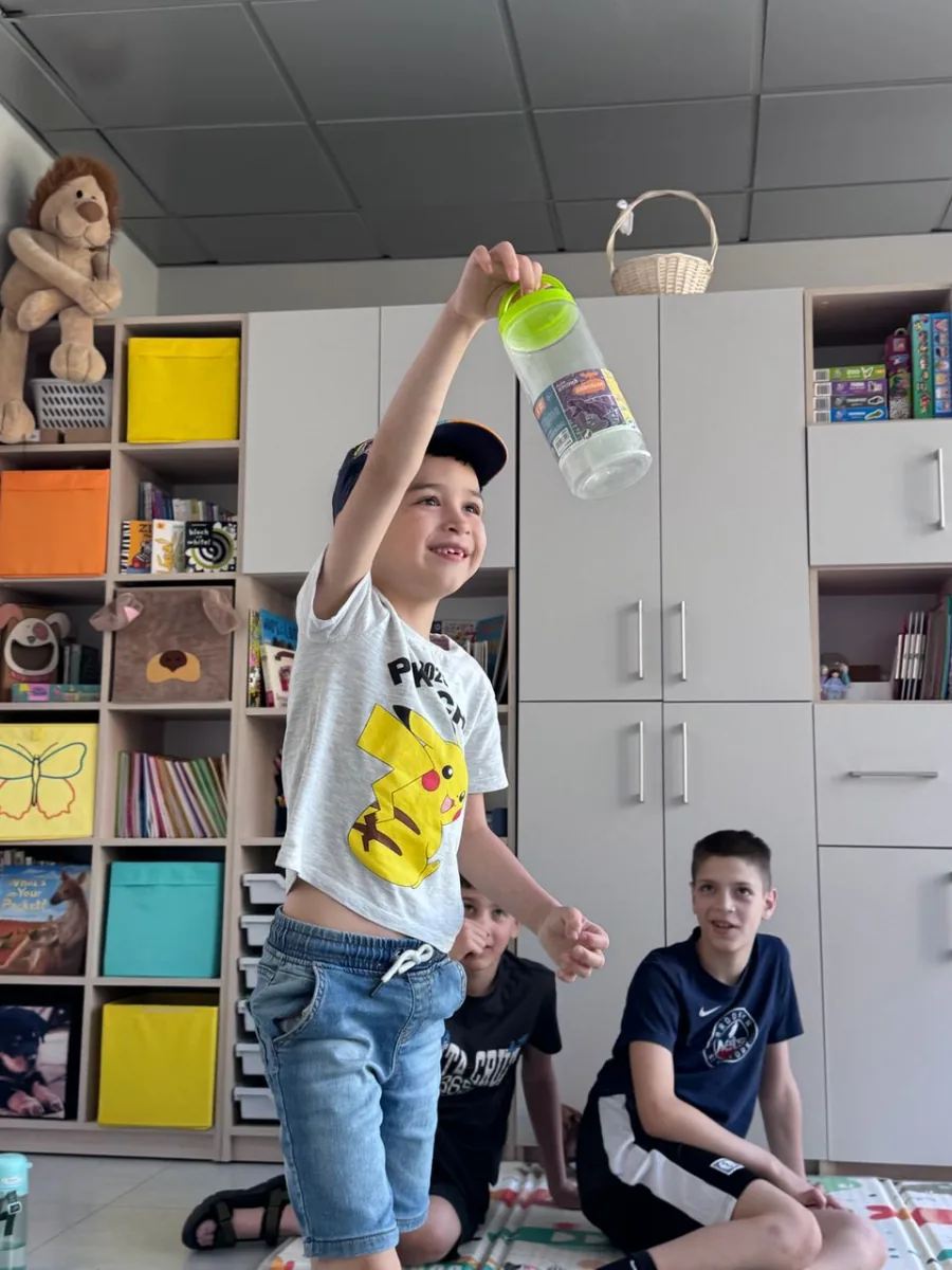 Хлопчик бере участь у рухливій навчальній грі англійською